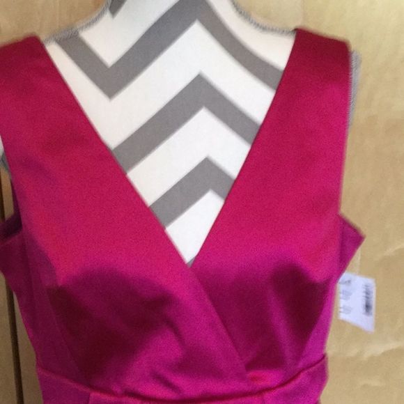 Phoebe Sleeveless V-Neck Cocktail Dress - Picture 4 of 8